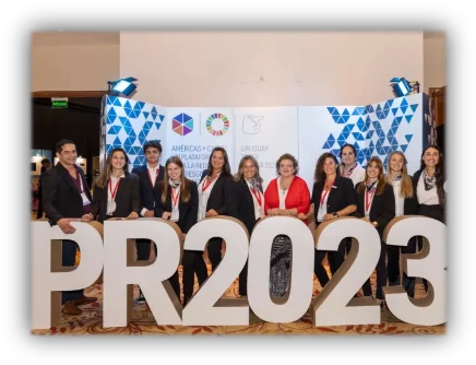 Equipo frente a las letras de PR2023